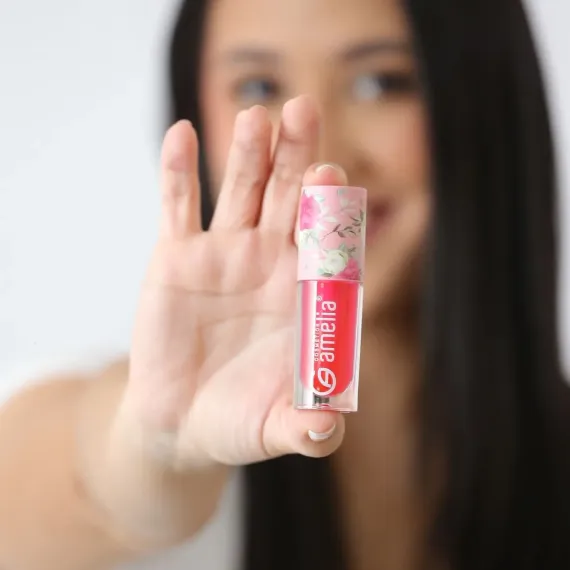 Lip oil cherry